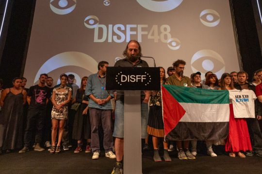 Η στιγμή στην αρχή της φετινής Τελετής Λήξης που, δίχως να το ξέρει κανείς από πριν, ανέβηκαν όλοι οι δημιουργοί επί σκηνής με τον Αντώνη Τσιοτσιόπουλο να μιλάει για τη στήριξη στην Παλαιστίνη.